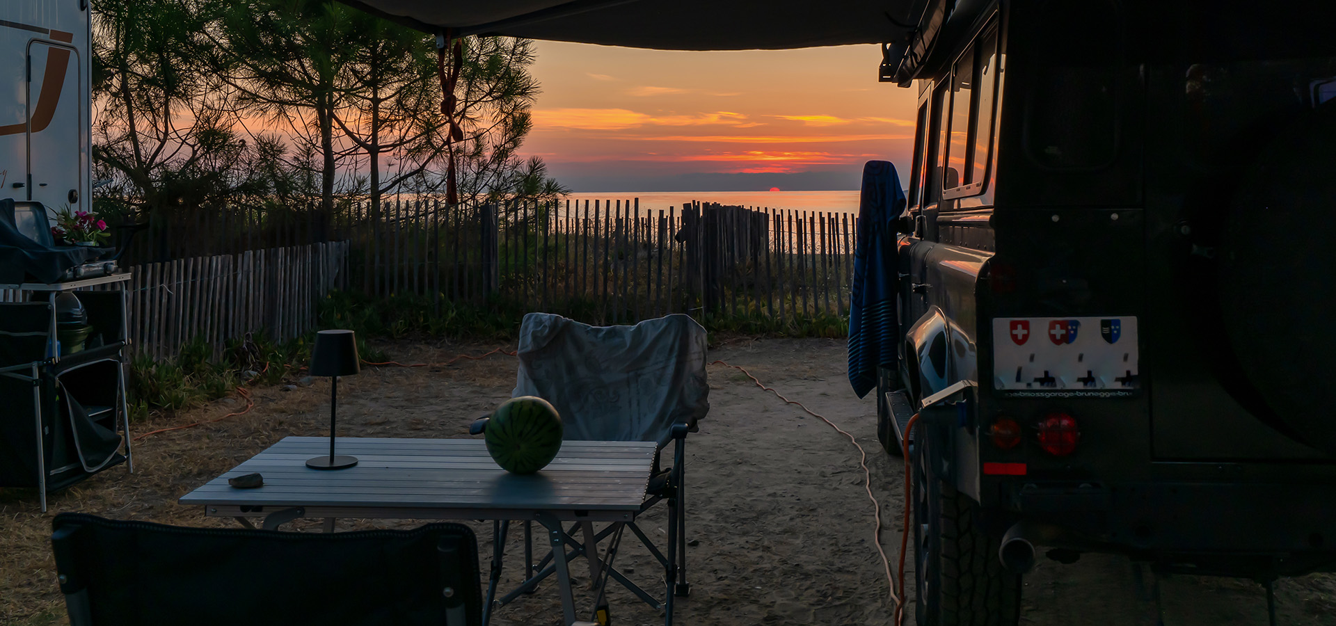 Camping san damiano emplacement premier rang mer land rover tente de toit lever de soleil
